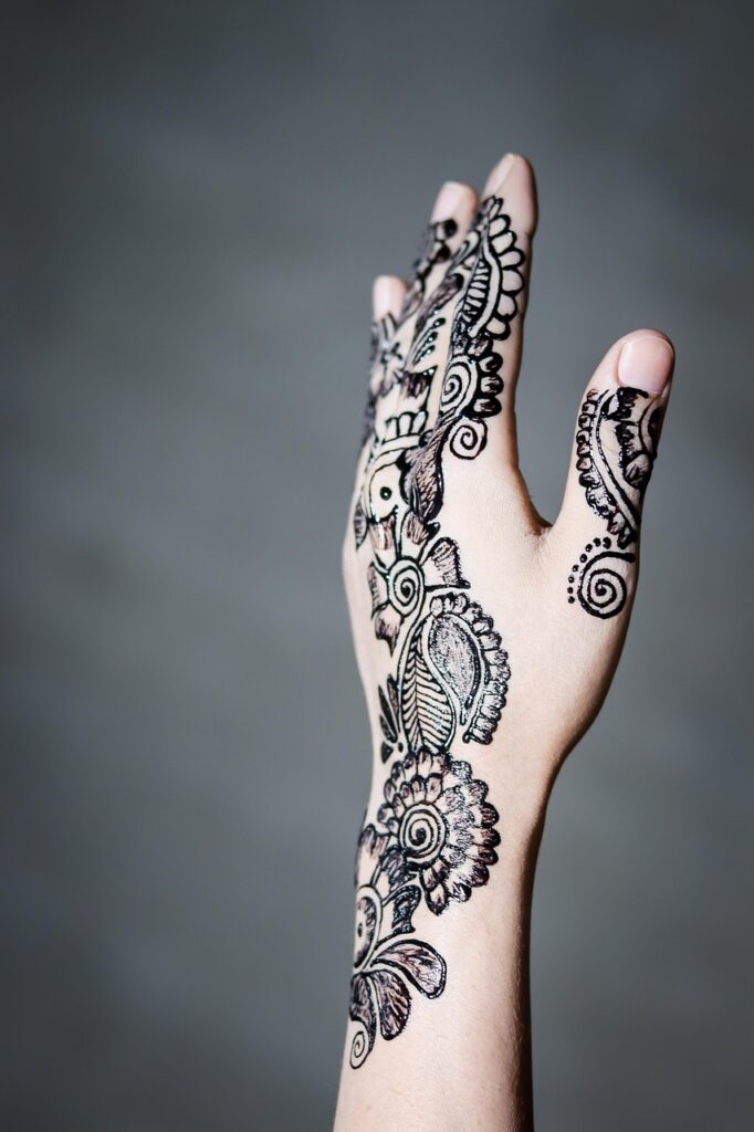 Easy floral mehndi pattern for first-time learners