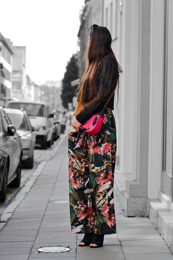 Casual urban streetwear outfit combining denim jacket, basic tee, and stylish sneakers.