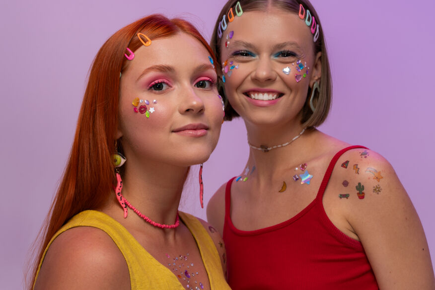 Thin eyebrow trend in 1990s makeup style
